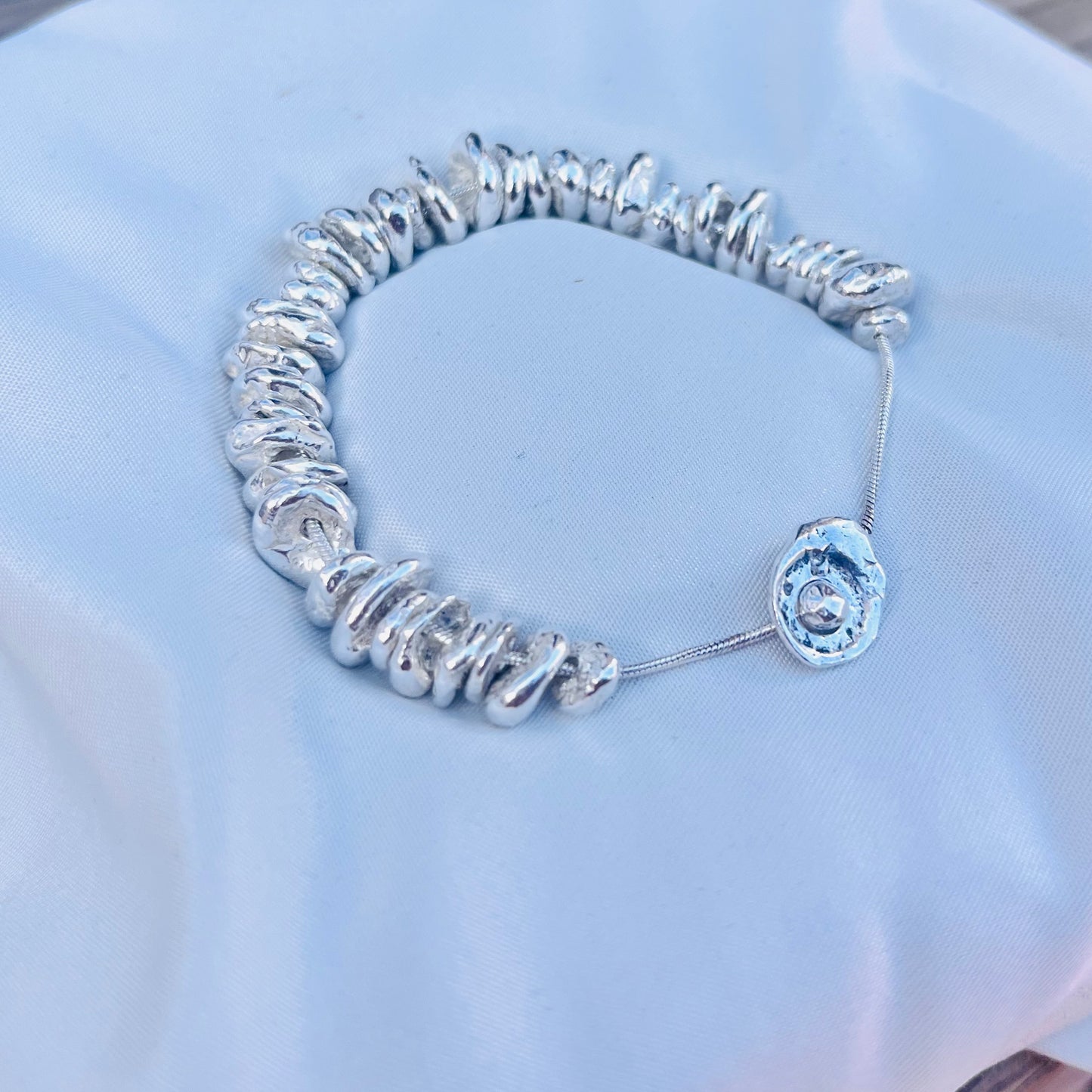 Toggle and pebble bracelet